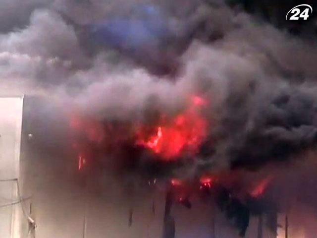 В Южном горят склады с сантехникой (Видео)