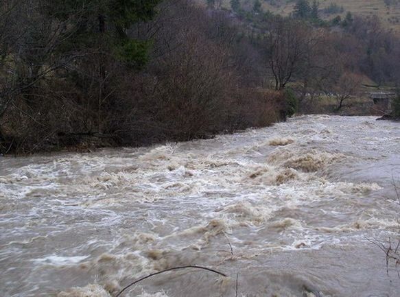 Через танення снігу на Чернігівщині прорвало греблю Через танення снігу на Чернігівщині прорвало греблю
