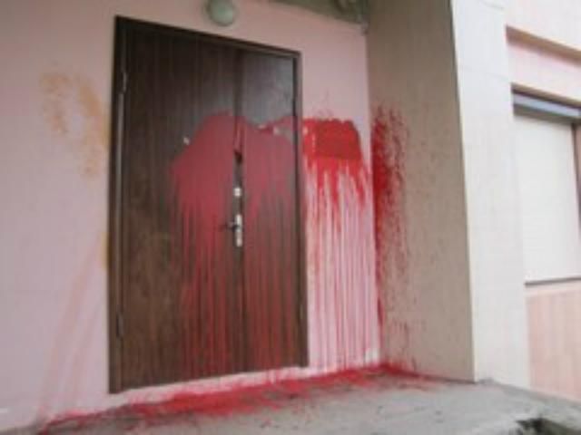 В Виннице офис "Свободы" облили красной краской В Виннице офис "Свободы" облили красной краской