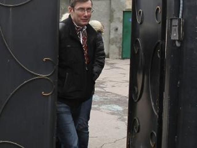 Луценко могут поставить ушной протез Луценко могут поставить ушной протез