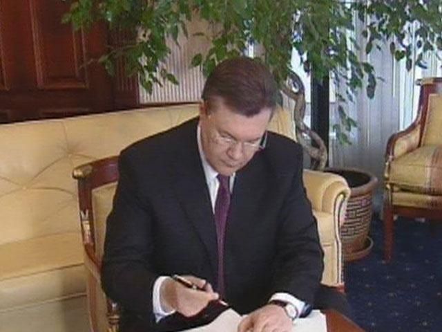 Президент подписал закон об упрощении визового режима с ЕС Президент подписал закон об упрощении визового режима с ЕС