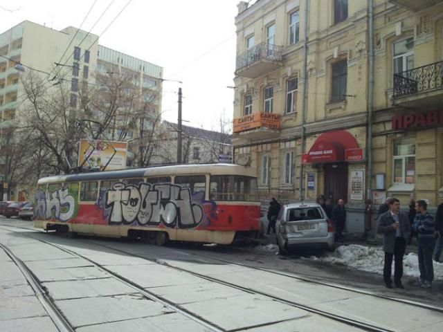 В Киеве трамвай сошел с рельсов (Фото) В Киеве трамвай сошел с рельсов (Фото)