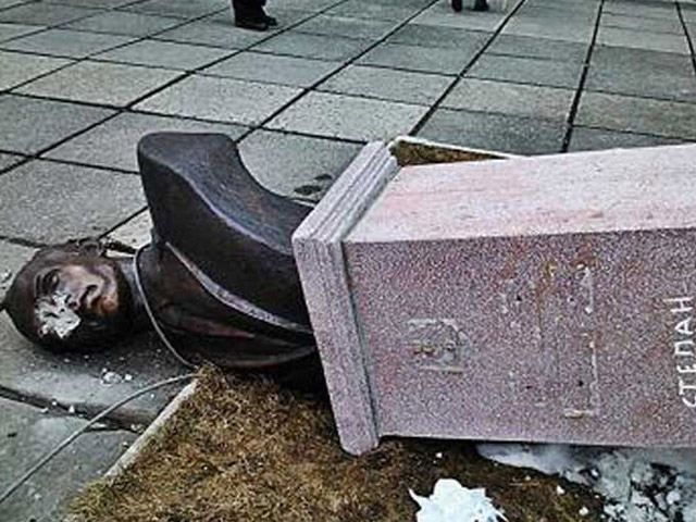 КПУ: Нападения на памятники Бандере - это нормальная реакция общества
