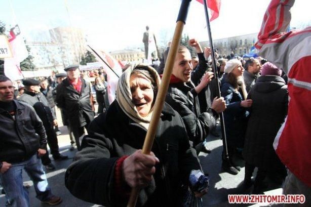 У Житомирі облраду брали штурмом, щоб змусити скасувати передачу землі Фірташу (Відео)