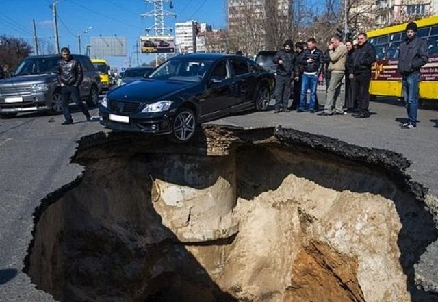 В российской Самаре машины проваливаются под асфальт (Фото)