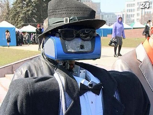 Харківські студенти створили гуманоїда Харківські студенти створили гуманоїда