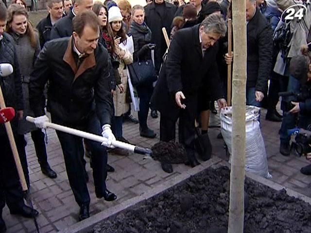 Попов та Герега висаджують на Хрещатику каштани Попов та Герега висаджують на Хрещатику каштани