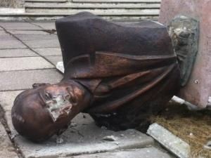 У львівській міліції кажуть, що пам’ятники національним героям зруйнувала погода У львівській міліції кажуть, що пам’ятники національним героям зруйнувала погода