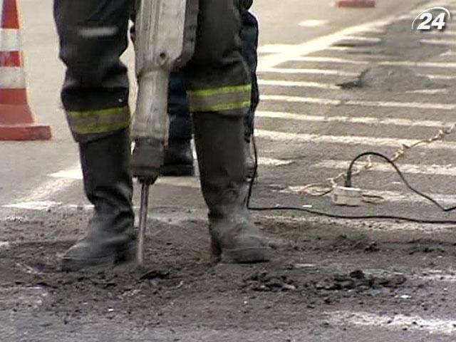 Голова "Київавтодору" вибачився перед водіями за ями на дорогах Голова "Київавтодору" вибачився перед водіями за ями на дорогах