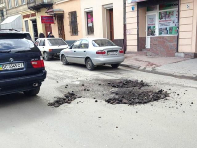 Во Львове ямы на дорогах засыпают сухим асфальтом (Фото)