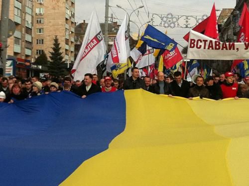 В Ровно "Вставай, Украина!" собрала 1100 человек, оппозиция говорит о 20 тысячах (Фото)