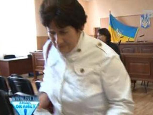 Суд оправдав тещу Вадима Колесніченка, яка напоїла підлеглу нашатирним спиртом Суд оправдав тещу Вадима Колесніченка, яка напоїла підлеглу нашатирним спиртом