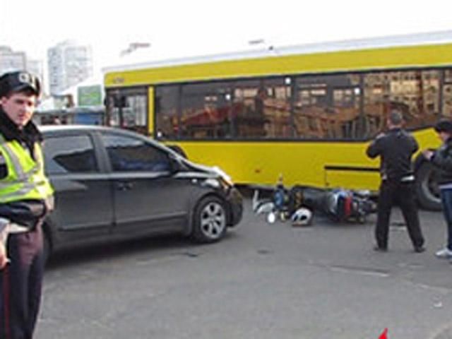 В столице Nissan столкнулся с мотороллером В столице Nissan столкнулся с мотороллером