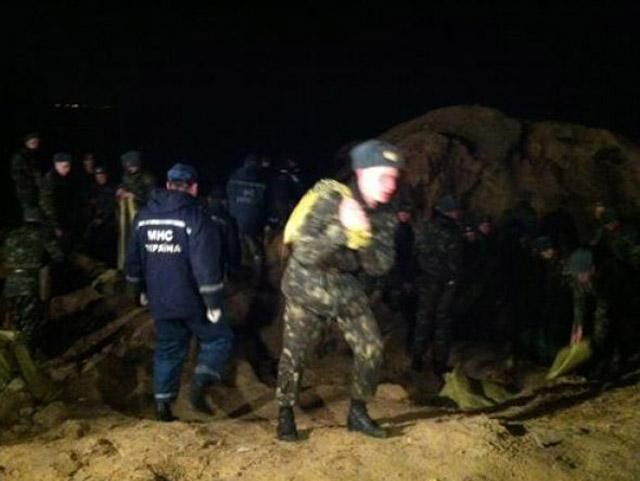 Прорив на Бортницькій дамбі ліквідовували вручну, мішками з піском та глиною Прорив на Бортницькій дамбі ліквідовували вручну, мішками з піском та глиною