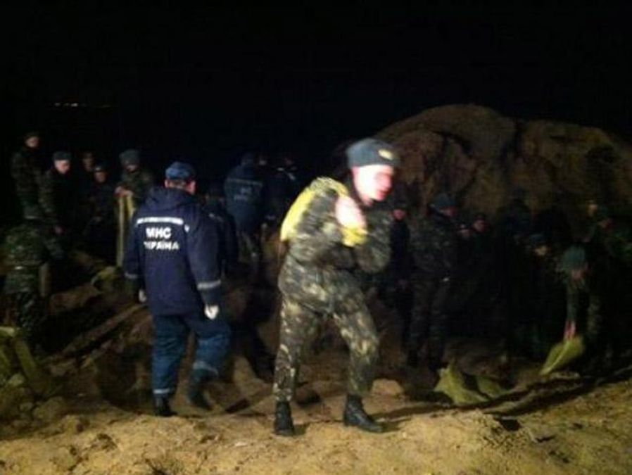 Прорыв на Бортницкой дамбе ликвидировали вручную, мешками с песком и глиной Прорыв на Бортницкой дамбе ликвидировали вручную, мешками с песком и глиной