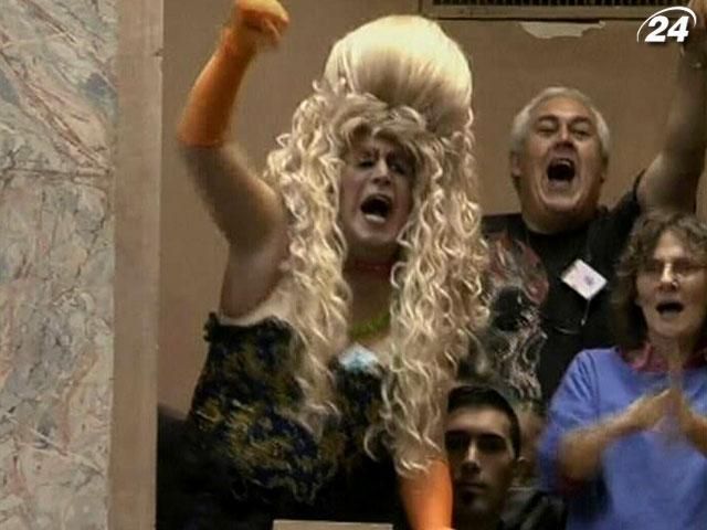Парламент Уругвая узаконил однополые браки