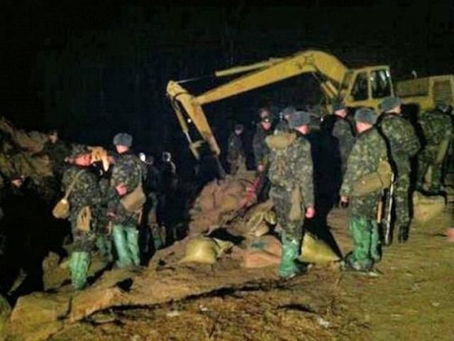 Нічна ліквідація прориву Бортницької дамби (Фото) Нічна ліквідація прориву Бортницької дамби (Фото)