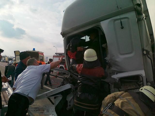 На Киевщине столкнулись два грузовика (Фото) На Киевщине столкнулись два грузовика (Фото)