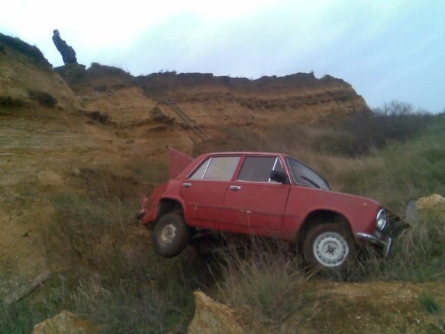 В Крыму авто слетело с 8-метрового обрыва (Фото)