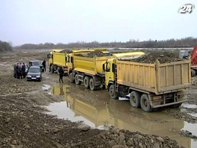 З берегів річки Прут понад тиждень масово вивозили гравій