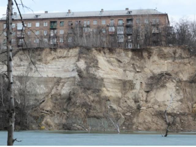 У Києві на 6 ділянках оголосили надзвичайну ситуацію через зсуви У Києві на 6 ділянках оголосили надзвичайну ситуацію через зсуви