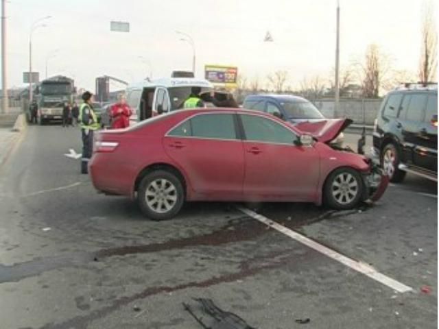 В столице столкнулись сразу 3 машины (Фото)