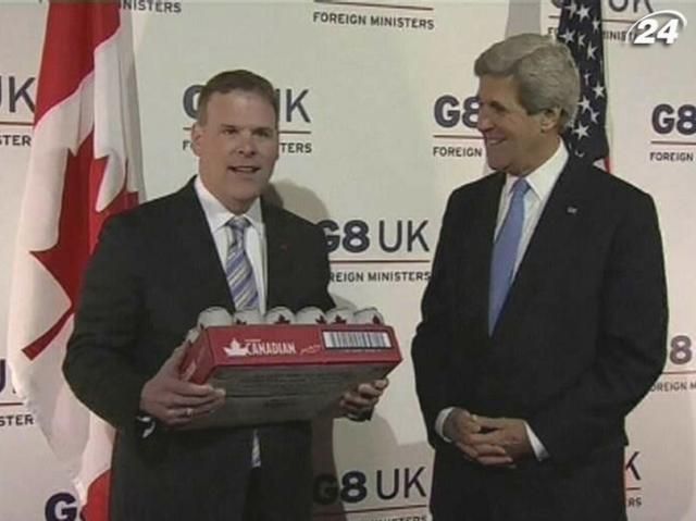 Глава МЗС Канади виконав умови парі, яке програв Джону Керрі Глава МЗС Канади виконав умови парі, яке програв Джону Керрі
