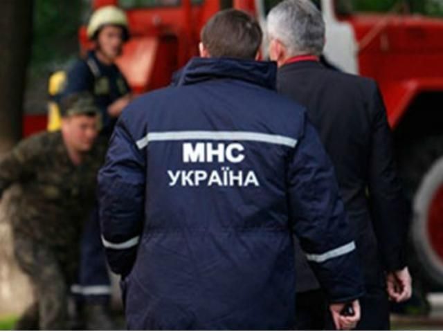 В Івано-Франківській області частина дороги обвалилася в річку В Івано-Франківській області частина дороги обвалилася в річку