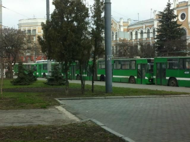 Харківську площу, де має відбутися мітинг опозиції, перегородили автобусами і тролейбусами