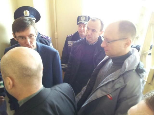 Яценюк, Турчинов і  Луценко приїхали до Тимошенко у лікарню (Фото)