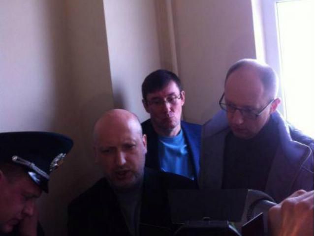 Яценюк, Турчинов і Луценко досі не можуть потрапити до Тимошенко Яценюк, Турчинов і Луценко досі не можуть потрапити до Тимошенко