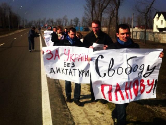 Активісти пішли до Межигір'я на протест (Фото)