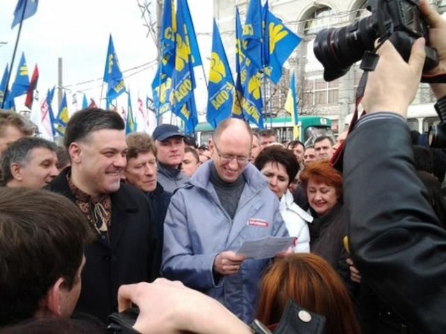 Митингующим в Харькове зачитали запрет, но шествие начинается (Фото)