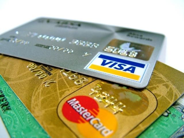 Покупки с кредиткой могут обойтись в 20 - 50% годовых