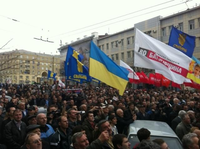 Несмотря на сцепленные трамваи, оппозиция проводит в Харькове марш (Фото)