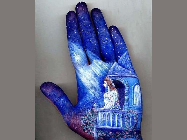 Російська художниця малює картини на долонях (Фото) Російська художниця малює картини на долонях (Фото)