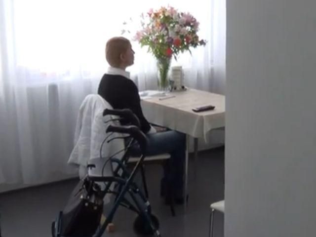 Тюремники показали, як вони вмовляють Тимошенко вийти до депутатів (Відео) Тюремники показали, як вони вмовляють Тимошенко вийти до депутатів (Відео)