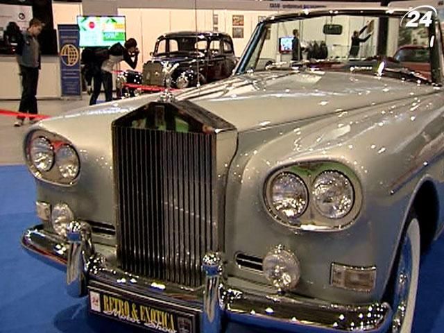 В Киеве показали эксклюзивные ретроавтомобили (Видео) В Киеве показали эксклюзивные ретроавтомобили (Видео)