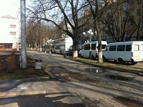 "Вставай, Україно!" на Полтавщині намагаються заблокувати автобусами