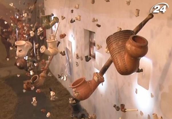 На Хортице устроили выставку из двухсот казацких трубок