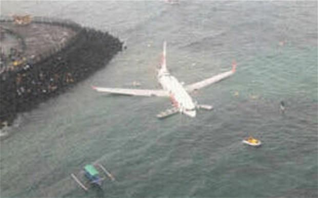 Самолет с двумя сотнями пассажиров на борту упал в море