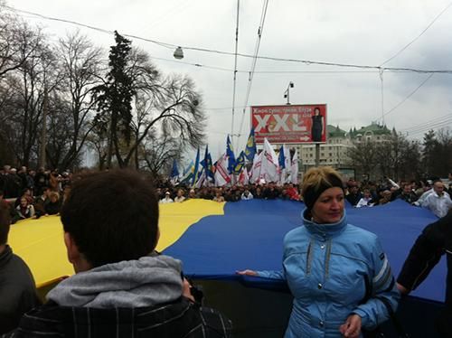 На "Вставай, Украина!" в Полтаве пришло 8000 человек На "Вставай, Украина!" в Полтаве пришло 8000 человек