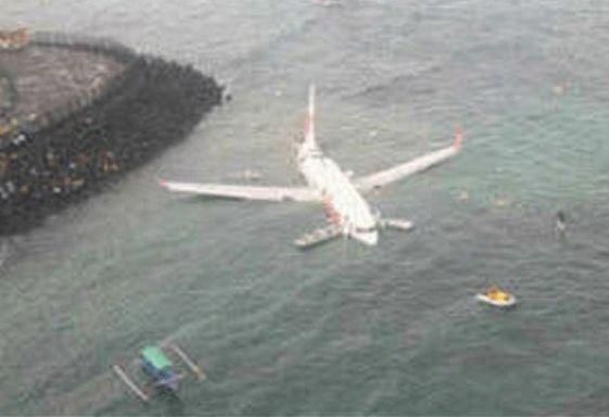 В результате падения самолета в море в близи от Бали никто не погиб