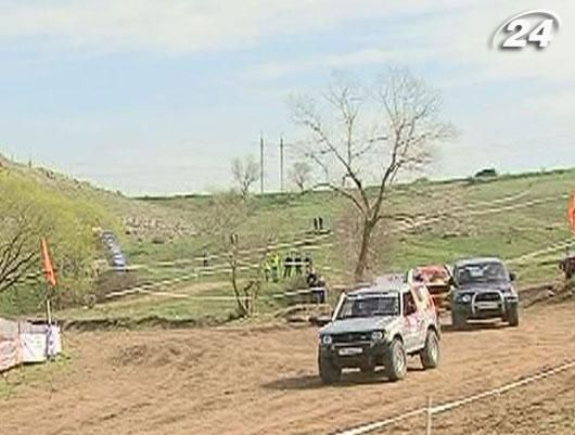 Любители внедорожников соревнуются в экстремальном вождении