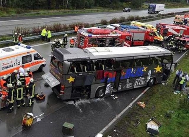 В ЮАР в результате столкновения двух автобусов пострадали около 100 человек В ЮАР в результате столкновения двух автобусов пострадали около 100 человек