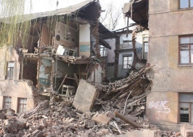 В Донецкой области рухнул жилой дом (Фото) В Донецкой области рухнул жилой дом (Фото)