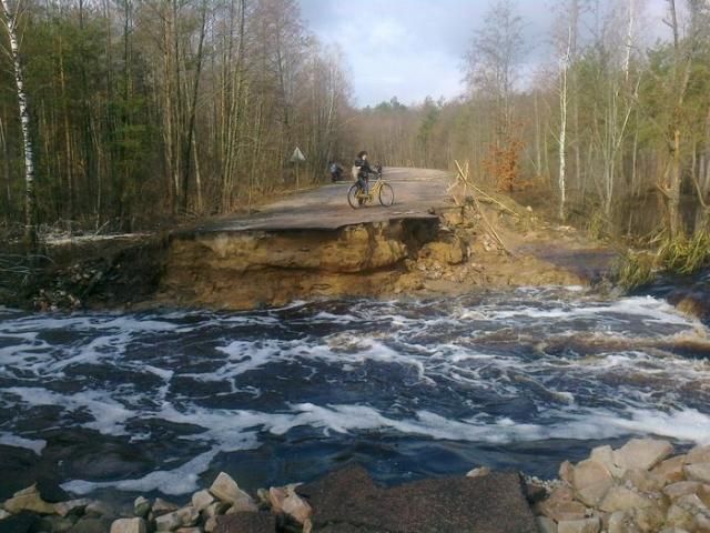 На Житомирщині розмило дорогу районного значення (Фото)