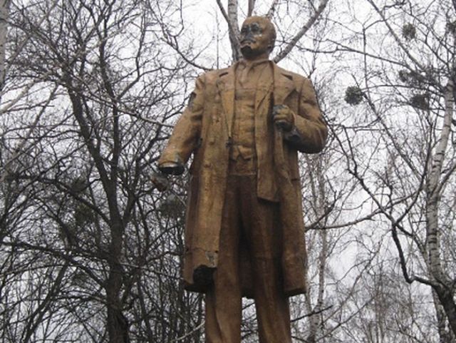 На Полтавщині понівечили ще один пам'ятник Леніну (Фото)