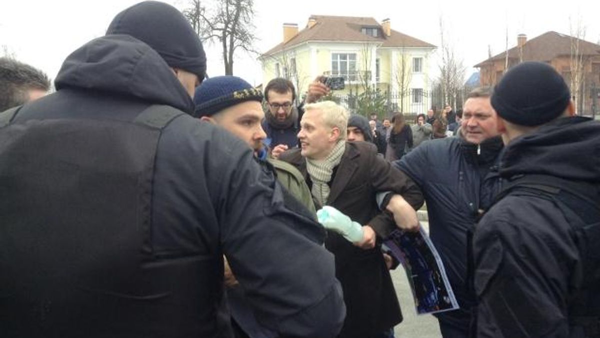 На активістів "ДемАльянсу" напали під Межигір'ям (Фото) На активістів "ДемАльянсу" напали під Межигір'ям (Фото)