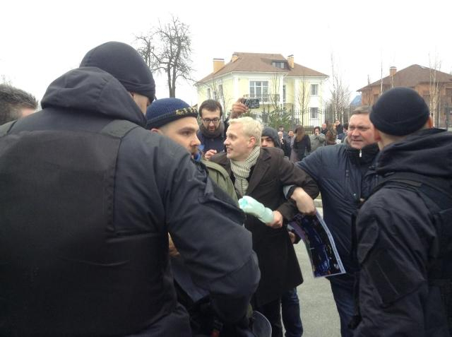 На активистов "ДемАльянса" напали под Межигорьем (Фото)